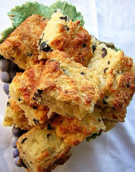 Olive & cheese scone tray bake Savoury Traybake Recipes, Olive Scones, Mary Berry Scones, Mary Berry Recipes Baking, Savoury Scones, Mary Berry Recipe, Scones Recipe Easy, Cheese Scones, Tray Bake Recipes