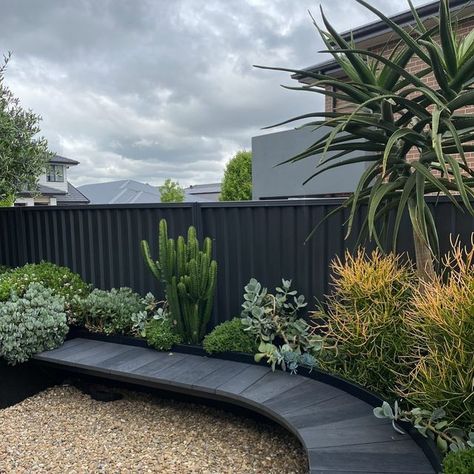 FCG LANDSCAPING on Instagram: "Floating millboard bench seating with built in planter 🌵" Built Garden Seating, Built In Garden Bench Seating, Floating Garden Bench, Built In Garden Seating, Brick Planter, Garden Bench Seating, Planter Bench, Planter Beds, Floating Garden