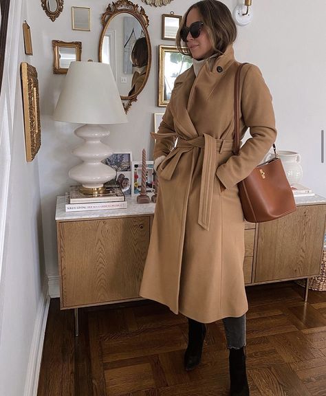 The Celine Bucket 16 Review | Brooklyn Blonde Celine Bucket 16, Celine Bag Outfit, Bucket Bags Outfit, Celine 16, Quiet Luxury Fashion, Brooklyn Blonde, Style Roots, Leather Work Bag, Big Handbags