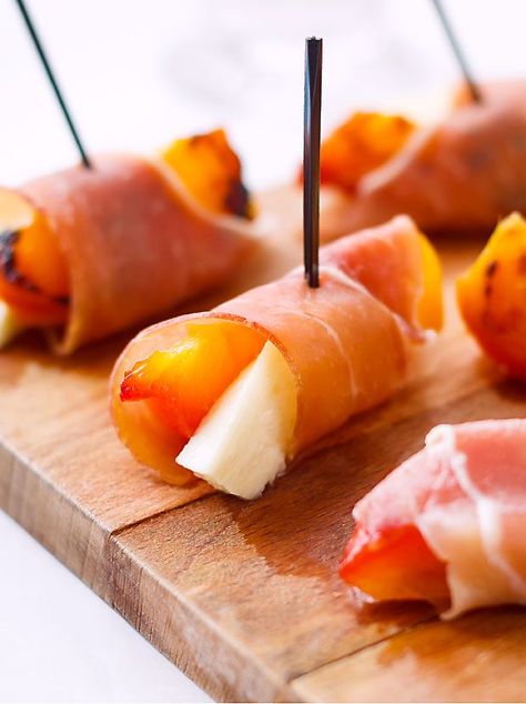 Wrapped Grilled Peaches recipe Summertime Appetizers, Proscuitto Appetizers, Peach Appetizer, Fruit Appetizers Easy, Peach Food, Grilled Peaches Recipe, Prosciutto Recipes, Cheese Slice, Fruit Appetizers