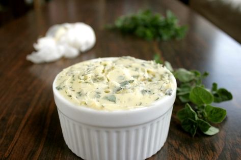 homemade oregano butter Flavored Butter, Compound Butter, Feel Good Food, Spread Recipes, Homemade Butter, Herb Butter, Butter Recipe, Dip Recipes, Yummy Appetizers