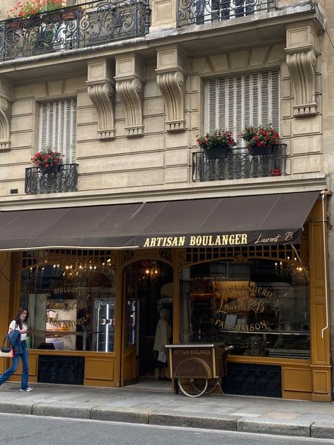 Bakery In Paris Aesthetic, Cute Bakery Outside, Nyc Bakery Exterior, Bakery Aesthetic Outside, Pastry Shop Exterior, French Bakery Aesthetic Interior, Aesthetic Bakery Exterior, Bread Shop Aesthetic, Bakery Aesthetic Girl