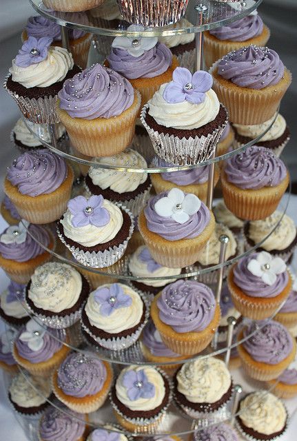 White Silver Wedding, Silver Cupcakes, Sweet 15 Party Ideas Quinceanera, Sweet 15 Party Ideas, Lavender Baby Showers, Purple Quince, White Chocolate Buttercream, Quince Decorations, Cupcakes Decorados