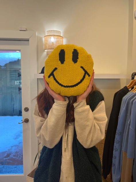 Smiling People Aesthetic, Crochet Smiley Face Pillow, Smile More Aesthetic, Smiley Girls Aesthetic, Happy Smiling Girl Aesthetic, People Smiling Aesthetic, Cara Feliz Aesthetic, Being Happy Aesthetic, Happy Person Aesthetic