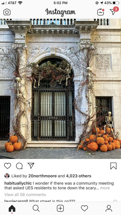 Fall Front Porch Decor Victorian, Pumkin Displays Front Door, Halloween Store Front Windows, Haloween Decor, Halloween Minis, Elegant Halloween Decor, Halloween Outside, Pumpkin Display, Halloween Front Porch Decor