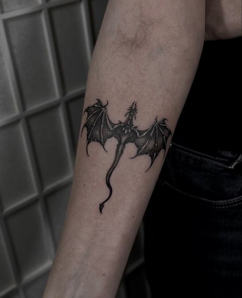 Tog Abraxos Tattoo, Masculine Dragon Tattoo, Abraxos Wyvern Fanart, Throne Of Glass Tattoo Wyvern, Throne Of Glass Abraxos Tattoo, Manon Blackbeak Tattoo, Black And Grey Dragon Tattoo, Big Dragon Tattoo, Realistic Dragon Tattoo