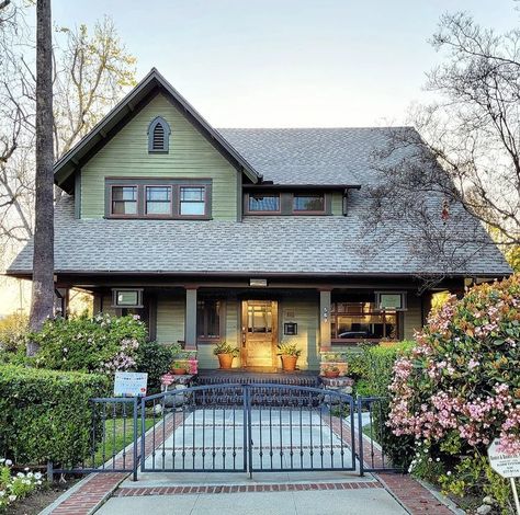 Craftsmen Exteriors, Craftmans Style House, Craftsman Cottages, Craftsman Exteriors, Craftsman House Exterior, Craftsman Home Exterior, Craftsman Houses, Lovely Houses, Bungalow Cottage