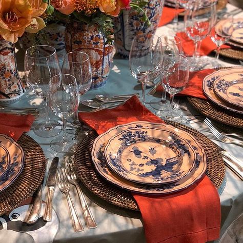 The table details… The China is Richard Ginori Oriente Italiano Cipria through Gramercy Home. Napkins, chargers and chair caps are from Gramercy Home in Atlanta. —Jared Hughes   Thanks for joining me on Flower’s feed while I prepared for tonight’s gala at @cipriani.   @gramercyhome @manifatturarichardginori #lenoxhillspringgala2018 #lenoxhillsspringgala #jaredhughesdesign @jaredhughesdesign Thanksgiving Dinner Table Decorations, Halloween Table Settings, Spooky Home, Traditional Thanksgiving, Glam Pad, Dining Room Design Modern, Thanksgiving Dinner Table, Elegant Entertaining, Lenox Hill