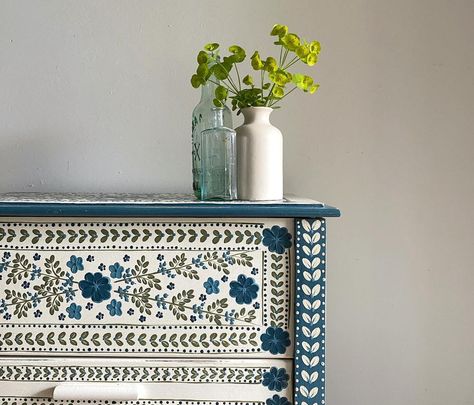 Painted Desk Ideas, Calendar Painting, Cottagecore Room Ideas, India Furniture, Dreamy Romance, Hand Painted Dressers, Hand Painted Table, Diy House Renovations, Painted Desk