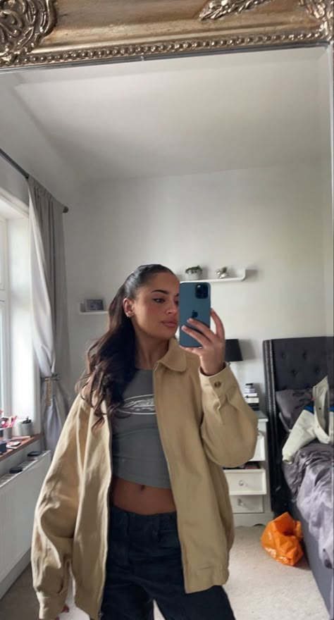 Outfit Inspo Oversized Jacket, Cream Oversized Jacket Outfit, Outfit Ideas With Beige Jacket, Oversized Cream Jacket Outfit, Beige Oversized Jacket Outfit, Oversized Tan Jacket Outfit, Beige Aesthetic Outfit Girl, Beige Windbreaker Outfit, Beige Jacket Outfit Aesthetic