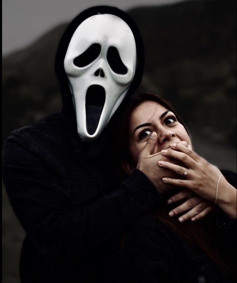 Scream photoshoot Halloween Couples Clown Photoshoot, Spooky Couple Photoshoot Scream, Ghost Face Couples Photoshoot, Halloween Couple Photoshoot Scream, Couple Halloween Picture Ideas, Ghostface Couple Photoshoot, Scream Photoshoot Couple, Ghost Photoshoot Couple, Horror Couple Photoshoot