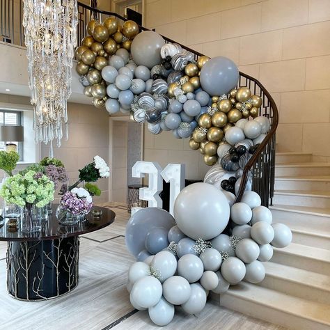 Balloons On Banister, Staircase Balloon Decoration, Balloon Staircase Decor, Balloons On Staircase, Staircase Balloon Garland, Balloon Staircase, Stair Banister, Balloon Creations, Beautiful Decorations