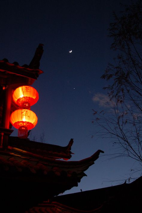 Red Lantern in the night sky Lantern Aesthetic, Flying Lantern, Chinese Lantern Festival, Chinese Background, Floating Lanterns, Chinese Aesthetic, Lijiang, Sky Lanterns, Asian Inspiration