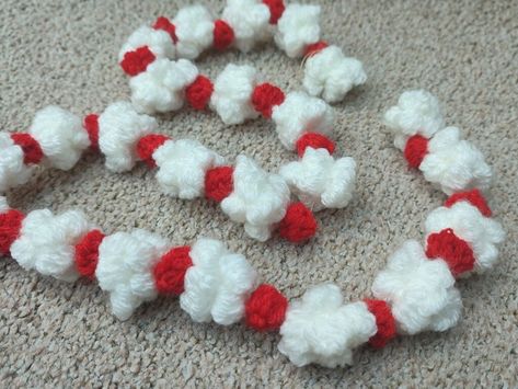 Christmas Popcorn Garland, Crochet Popcorn Garland, 2d Tree, Crochet Popcorn, Yule Crafts, Garland Crochet, Popcorn Garland, Christmas Popcorn, Christmas Mug Rugs