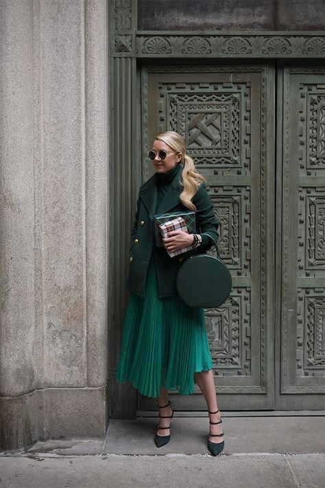 Green monochromatic look Emerald Outfit, Green Monochromatic, Monochrome Style, Blair Eadie, Atlantic Pacific, Dream Fashion, Deep Winter, Green Outfit, 가을 패션