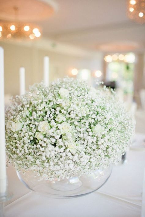 Baby's breath wedding centerpieces with fishbowl, budget wedding decoration ideas. Gypsophila Wedding Centerpieces, Gypsophila Centerpiece Wedding, Gypsophila Wedding Decoration, Gypsophila Wedding, Table Flower Arrangements, Tafel Decor, Baby Breath, Wedding Table Flowers, Wedding Table Decorations