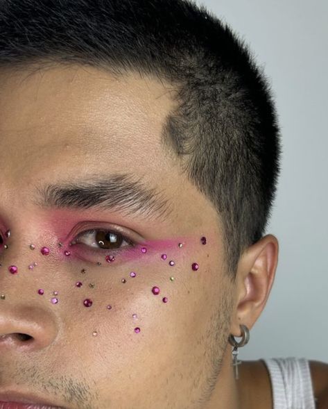 Festival Makeup For Men, Male Pride Makeup, Masc Pride Makeup, Party Makeup Hairstyles, Queer Make Up, Summer Party Makeup, Gem Makeup, Make Carnaval, Punk Makeup