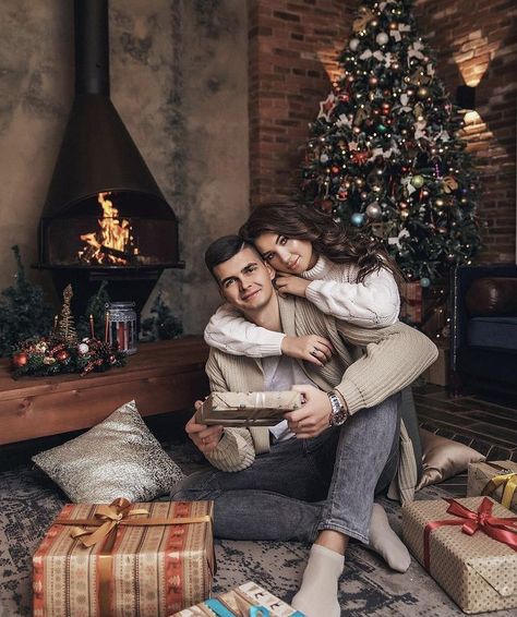 Christmas Photography Couples, Christmas Pfp Aesthetic, Couples Holiday Photos, Christmas Photos Outfits, Home Decor Ideas Christmas, Christmas Couple Photos, Christmas Couple Pictures, Christmas Pictures Outfits, Christmas Home Decorations