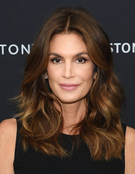 Daily Beauty Buzz: Cindy Crawford's Bouncy Waves Cindy Crawford Hair, Celebrity Pfp, Classic Haircut, Meaningful Beauty, Long Layered Haircuts, Beauty Looks, Latest Instagram, Celebrity Beauty, Cindy Crawford