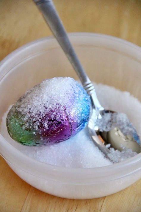 This is a fun way to decorate some of your eggs this year! The kids and you will have so much fun doing this! #easter #eggdying #decorateeggs Cool Easter Eggs, Easter Cake Decorating, Decorating Eggs, Diy Easter Eggs, Easter Preschool, Easter Decorating, Easy Easter Decorations, Easter Egg Dye, Easter Tree Decorations