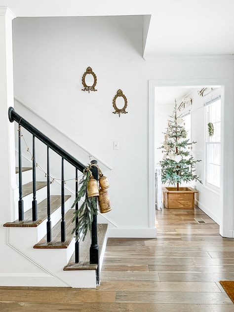 Stair Rail Christmas Decor Ideas, Farmhouse Christmas Staircase, Christmas Staircase No Garland, Newel Post Christmas Decorations, Christmas Stair Case Decor, Small Staircase Christmas Decor, Simple Christmas Staircase, Simple Staircase Christmas Decor, Stocking On Staircase