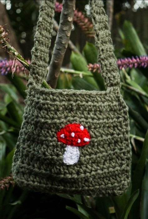 Sage green bag with mushroom patch attached, spacious and secure Tote Crochet, Confection Au Crochet, Crochet Mushroom, Crochet Handbags Patterns, Crochet Simple, Stitch Crochet, Fun Crochet Projects, Crochet Diy, Crochet Tote