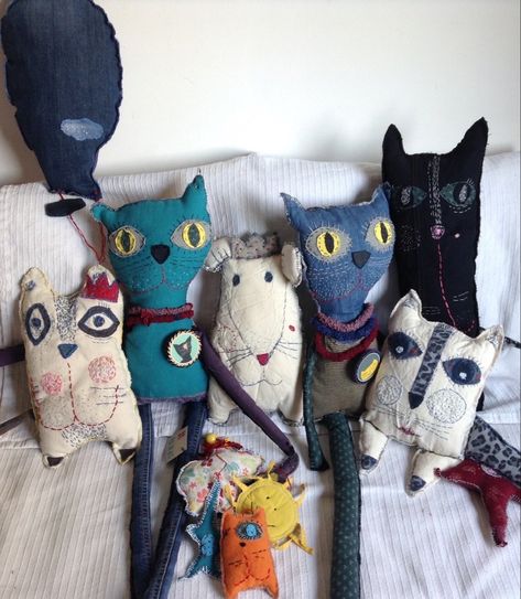 Scrap Stuffed Animals, Scrap Fabric Stuffed Animals, Diy Easy Stuffed Animals, Scrap Fabric Dolls, Patchwork Stuffed Animals, Hand Sewn Stuffed Animals, Fictional Animals, Textile Art Dolls, Handmade Stuffed Toys