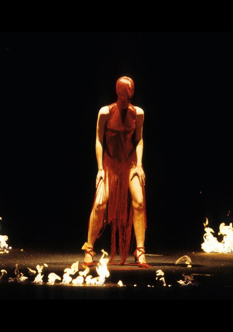 Alexander McQueen Fall 1998 Ready-to-Wear Fashion Show Alexander Mcqueen Fashion Show, Kirsty Hume, Alexander Mcqueens, Mcqueen Fashion, Archive Fashion, Peasant Style, Professional Dresses, Red Skirts, Fashion Show Collection