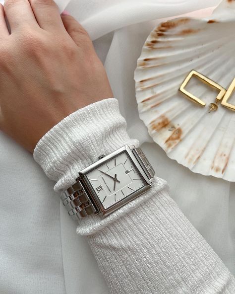 Silver watch on a wrist Vintage Watch Outfit, Aesthetic Watch, Watch Outfit, Watch Aesthetic, Silver Aesthetic, Toronto Fashion, Outfit Goals, Boss Babe, Instagram Aesthetic