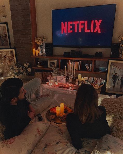 Netflix And Chill Aesthetic Night Couple, Couple Movie Night Aesthetic, Couples Movie Night, Couple Dates, Home Decor Ideas Kitchen, Home Decor Ideas Bedroom, Home Decor Apartment, Top Tv Shows, Decor Ideas Bedroom