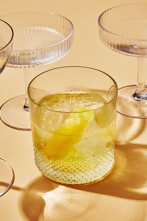 Cucumber Gin Cocktail, White Negroni, New Years Eve Drinks, Best Gin Cocktails, Negroni Recipe, Vodka Lemonade, Gin Recipes, Best Gin, Gin Cocktail Recipes