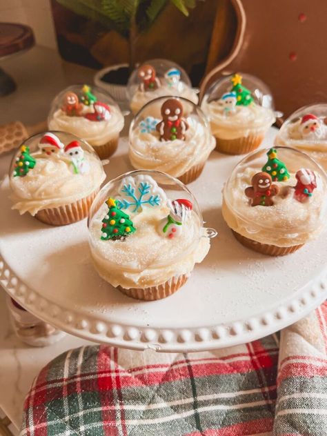 Cupid Crunch, Globe Cupcakes, Snow Globe Cupcakes, Winter Wonderland Christmas Party, Make Your Home Cozy, Gingerbread Cupcakes, Homemade Cupcakes, Winter Wonderland Christmas, Delicious Donuts