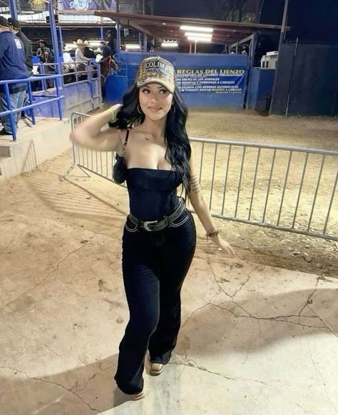 Jaripeo Outfits Aesthetic, Black Flare Jeans Jaripeo Outfit, Simple Jaripeo Outfits, Black Jaripeo Outfits, Pico Outfits Women, Cute Cookout Outfit, Summer Jaripeo Outfits, Latina Cowgirl Outfits Aesthetic, Baddie Latina Outfits Summer