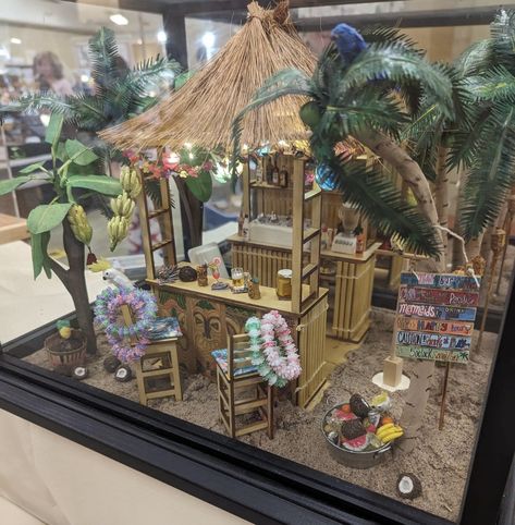 Miniature Tiki Bar, Beach Birdhouse, Miniature Aesthetic, Playset Ideas, Fairy Garden Miniatures, Lilly Pad, Barbie Summer, Hawaiian Christmas, Bar Model