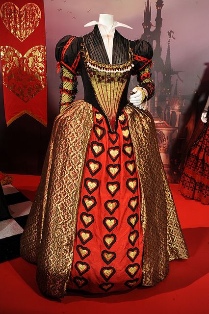 Gown worn by Helena Bonham Carter as the Red Queen/Queen of Hearts from Tim Burtons Alice in Wonderland. Steampunk Dresses, Red Queen Costume, Cabelo Pin Up, Colleen Atwood, Lizzie Hearts, Queen Of Hearts Costume, Hollywood Costume, Alice In Wonderland Costume, Fantasia Disney