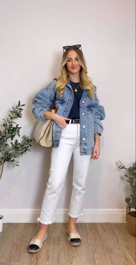 White Jeans And Jean Jacket Outfit, White Pants Denim Jacket Outfit, Smart Casual Women Spring, Denim And White Outfits Classy, White Mom Jeans Outfit, White Denim Jacket Outfit, Paris Outfit Ideas, Outfits Con Jeans, Jacket Outfit Women