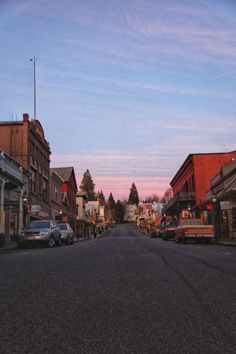 Things to do in Nevada City, Grass Valley for couples, kids, food lovers, outdoor enthuasiasts, shoppers, farmers markets, art, live music, eating out