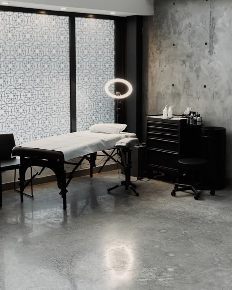 Tattoo Office Design, Open Concept Tattoo Studio, Black Tattoo Studio, Luxury Tattoo Studio, Esthetician Studio Black, Tattoo Studio Organization, Minimalist Tattoo Studio, Girly Tattoo Shop, Studio Shop Design