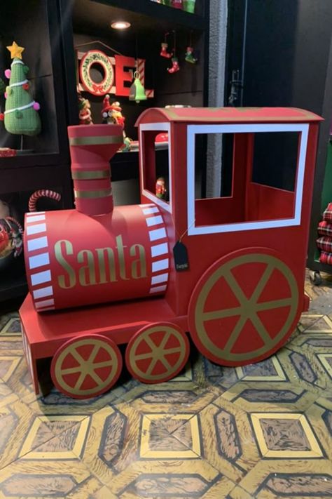 Santas Cardboard Christmas Train Display Cardboard Train, Cardboard Decor, Advent Calendar House, Cardboard Gingerbread House, Outdoor Christmas Diy, Cardboard Christmas Tree, Mache Art, Front Yard Landscaping Pictures, Front Yard Landscaping Diy