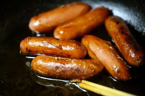 How to Cook Sausage in a Pan How To Cook Bratwurst, Smoked Sausage And Potato Recipe, Cooking Stand, Cumberland Sausage, Grilled Turkey Burgers, Breakfast Sausage Links, Fried Sausage, Cooking Pork Chops, Fried Breakfast