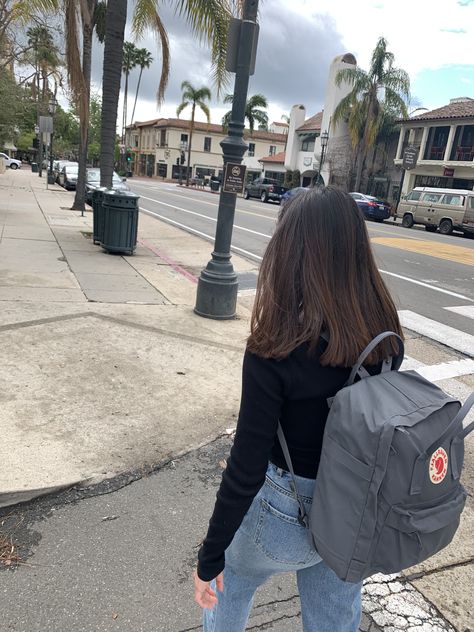 Fjallraven Kanken Aesthetic Outfit, College Outfits With Backpack, Tas Kanken, Kanken Bag Aesthetic, Kanken Backpack Aesthetic, Study Outfits, Granola Boy, Kanken Bag, Mochila Fjallraven Kanken