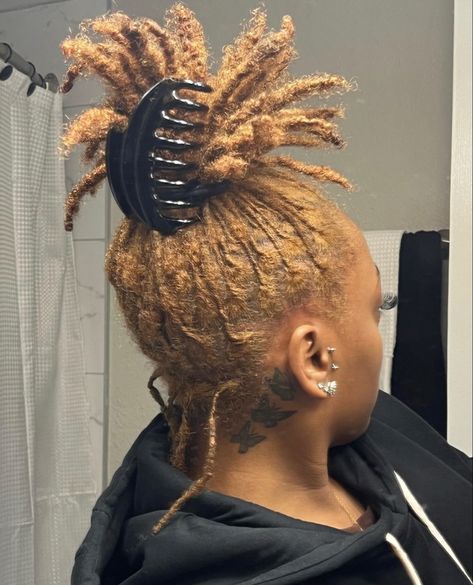 Honey blonde Locs . Black women hair. Curly Bob Haircut, Short Hair Fashion, Blonde Dreadlocks, Blonde Dreads, Chin Length Haircuts, Honey Brown Hair, Stylish Short Hair, Beautiful Dreadlocks, Short Locs Hairstyles