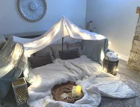 Fort Date Night, Sleepover Room Ideas, Movie Night Fort, Fort Date, Forts Ideas, Sleepover Forts, Homemade Forts, Sleepover Fort, Cozy Fort