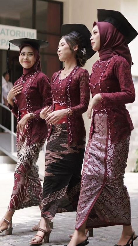 Kebaya Burgundy, Maroon Hijab, Graduation Dress Hijab, Kebaya Wisuda Hijab, Hijab Graduation, Ootd Lebaran, Kebaya Graduation, Kebaya Dress, Ootd Style