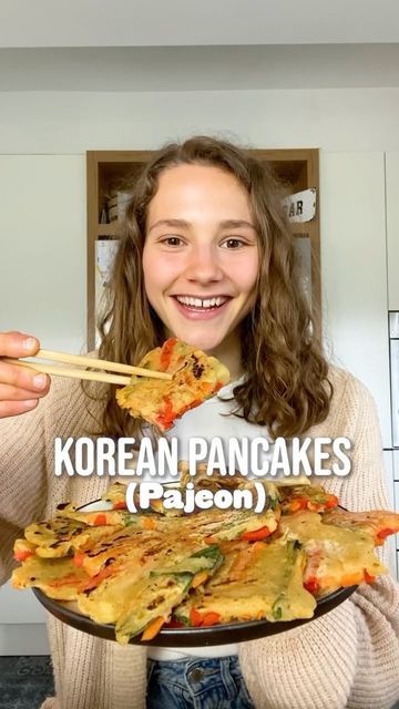 Maya // vegan recipes on Instagram: "KOREAN PANCAKES (PAJEON) 😍 Easy, delicious...you’ll love it! 🤝 Pajeon are a kind of jeon which are Korean pancakes usually made with eggs and flour, the pa means spring onion which is included in this version. 😋 This dish is perfect to use up leftover veggies and highly recommend dipping it in the sauce! 🙌 This was a family’s favourite, so let’s go ahead and make it! 😜 Much love Maya ✨ RECIPE (3 pancakes each 243cal/7P/32C/7F): -1 cup (125g) flour -3/4 c Pajeon Recipe, Jeon Recipe, Korean Veggies, Korean Pancake Recipe, Veggie Pancakes, Onion Pancake, Korean Pancake, Bariatric Food, Instagram Korean