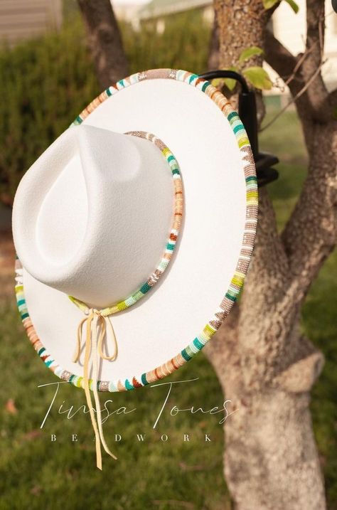 Beaded Cowboy Hat, Beaded Hat Brim, Beads Clothes, Classy Hats, Beaded Hat Bands, Hat Decoration, Native American Clothing, Beaded Hat, Beadwork Designs