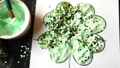 Puffy Paint Shamrock - Kid Craft Idea + Free Printable Sant Patrick, Shamrock Art, Shamrock Template, Shamrock Craft, Saint Patricks Day Art, March Crafts, St Patricks Crafts, St Patricks Day Crafts For Kids, St Patrick Day Activities