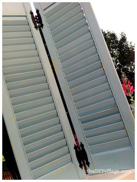 DIY Greeting Card Display { Repurposed Shutters }- the DIY village Greeting Card Display Ideas Craft Fairs, Shutter Display Craft Show, Greeting Card Display Ideas, Diy Greeting Card Display, Greeting Card Displays, Flyer Display, Card Display Ideas, Repurposed Shutters, Card Organization