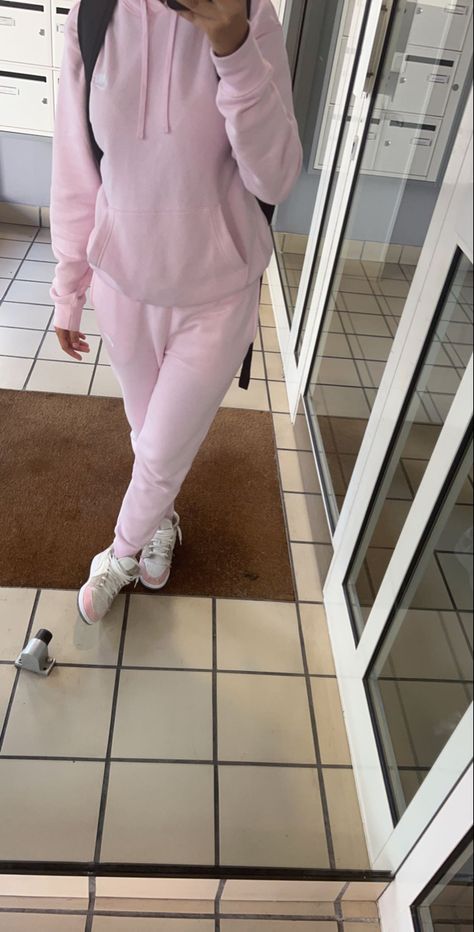 Ensemble Nike Rose, Tn Lacoste, Outfit Jogging, Modest Streetwear, Jogging Outfit, Zara Drip, Hijabi Fits, Streetwear Inspo, Outfit Zara