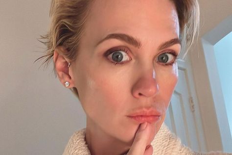 January Jones Shows off Dramatic New Haircut — See the Look! January Jones Short Hair, January Jones Street Style, January Jones Bob, January Jones Hair Bangs, January Jones Hair, Felicity Jones Bob, Rashida Jones Bangs, January Jones, Edgy Haircuts